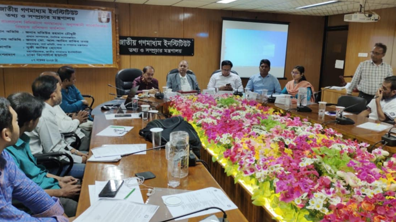 সাংবাদিকতার জন্য সম্পাদক নিজেই প্রতিবন্ধকতা: মতিউর রহমান