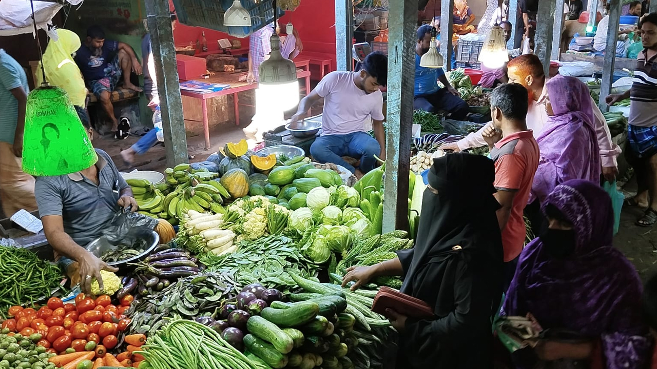 সবজির বাজারে স্বস্তি, চড়া আলুর দর