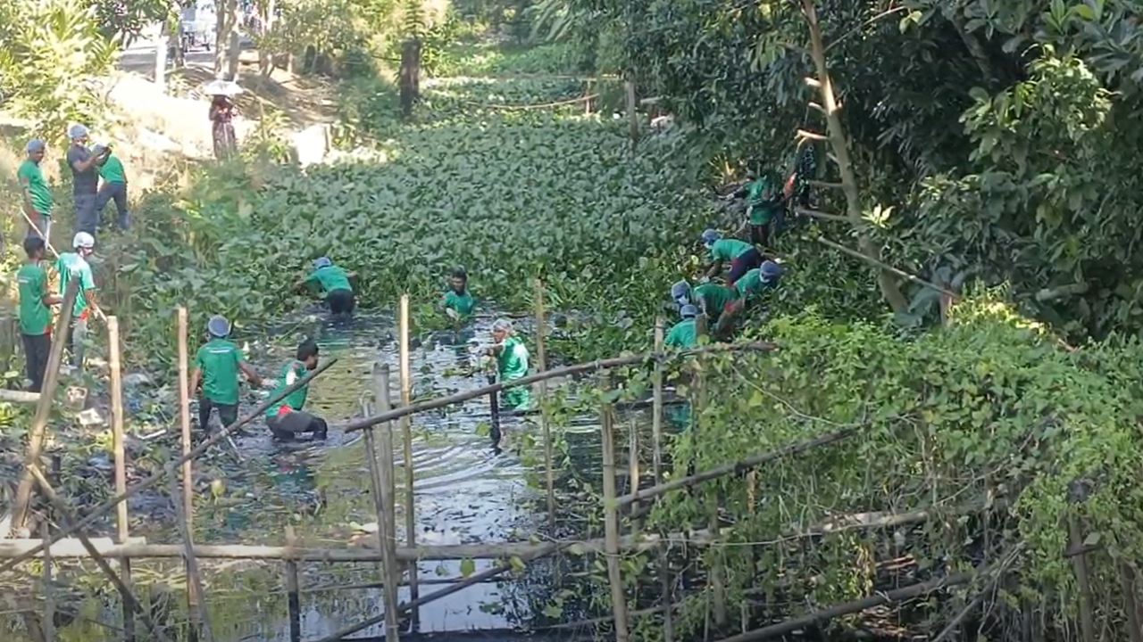 মাদারীপুরে খালের আবর্জনা পরিষ্কার করলেন যুবকরা