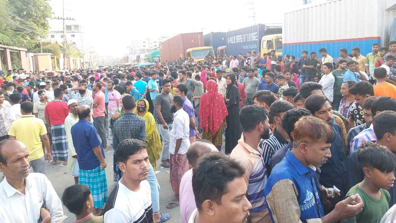 ফের মহাসড়কে শ্রমিকরা, বেতন হাতে পাওয়ার আগ পর্যন্ত চলবে অবরোধ