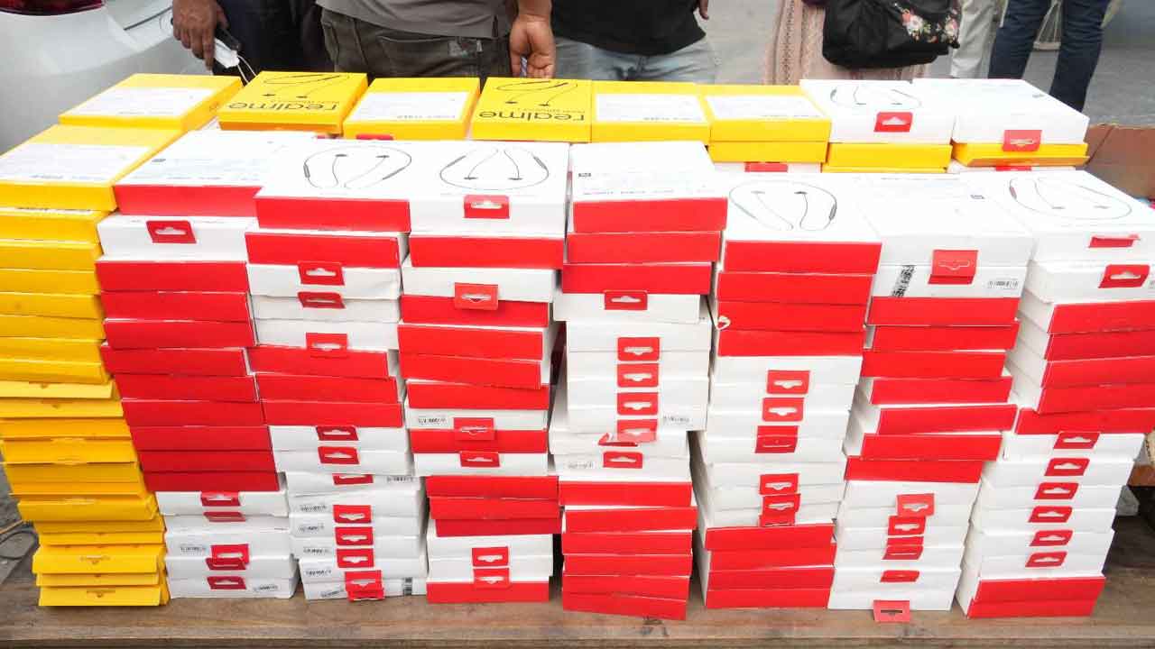 প্রাইভেটকারে মিলল শতাধিক বিদেশি মোবাইল ফোন, গ্রেপ্তার ১