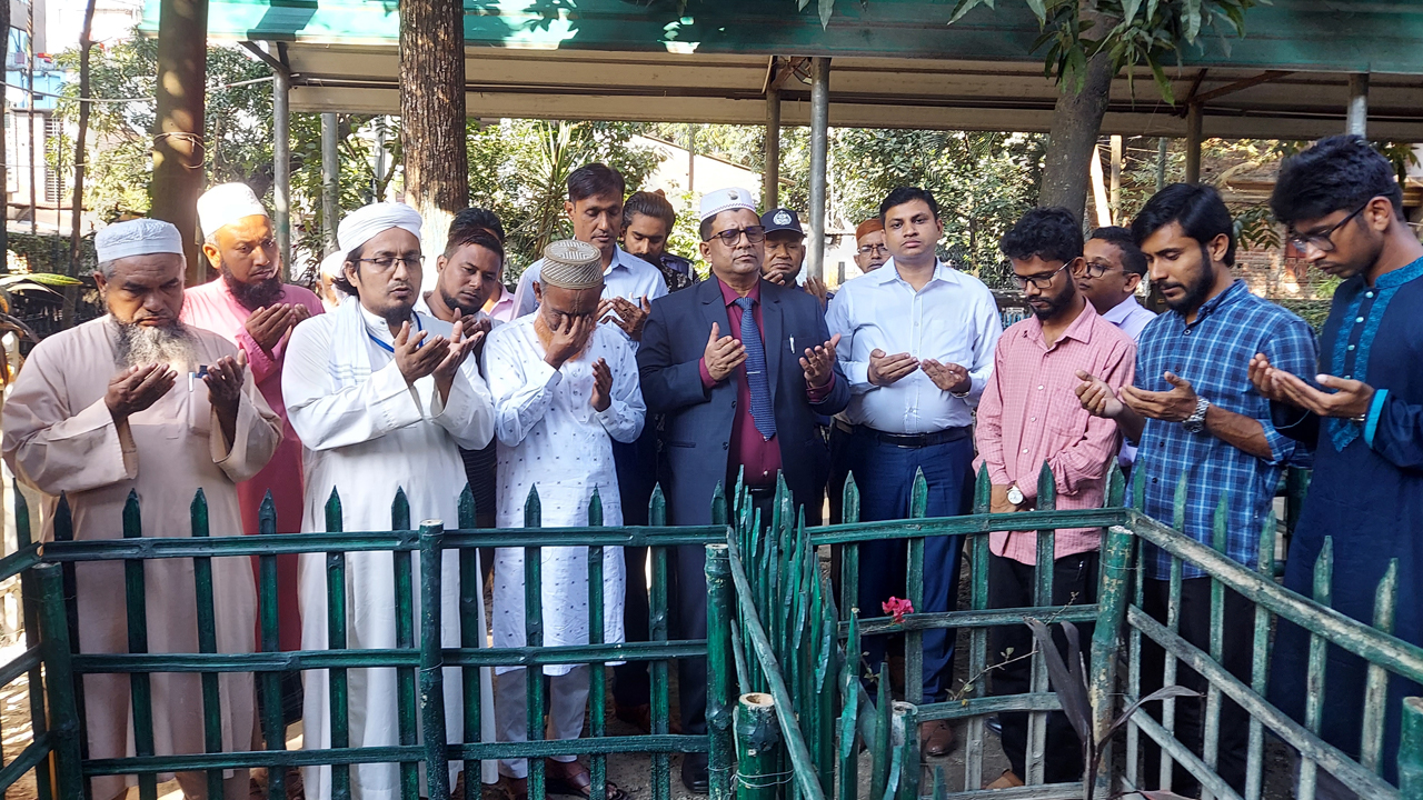 শহীদ পরিবারের পাশে থাকার প্রতিশ্রুতি ময়মনসিংহ বিভাগীয় কমিশনারের