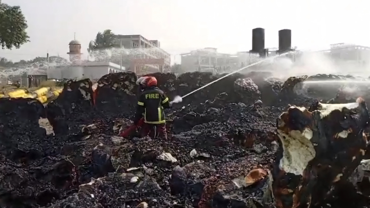 আরিচায় বিআইডব্লিউটিএ&rsquo;র ড্রেজার পাইপে আগুন