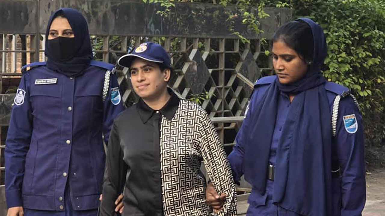 গার্মেন্টস ব্যবসায়ীকে সাত টুকরো করে প্রেমিকা রুমা