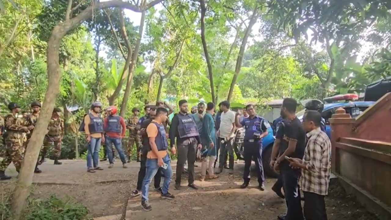 ঘটনাস্থল পরিদর্শনকালে পুলিশ ও সেনাবাহিনী। ছবি : দেশটিভি