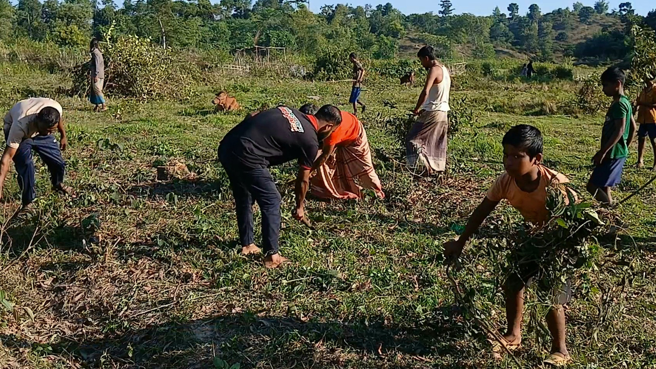 ক্ষমতার দাপটে খেলার মাঠ দখল, উদ্ধার করল ছাত্র জনতা