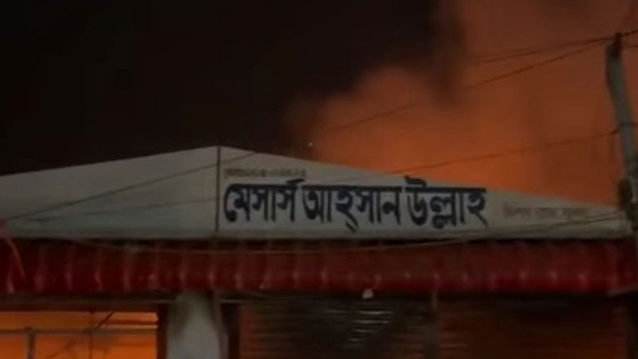 খুলনায় পাটের বস্তার গোডাউনে অগ্নিকাণ্ড