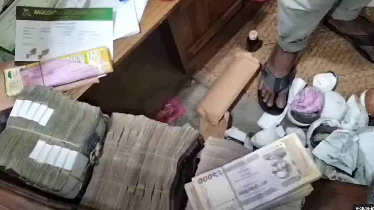 মির্জাপুরে বিপুল পরিমাণ স্বর্ণালঙ্কারসহ নগদ ৬৮ লক্ষাধিক টাকা জব্দ