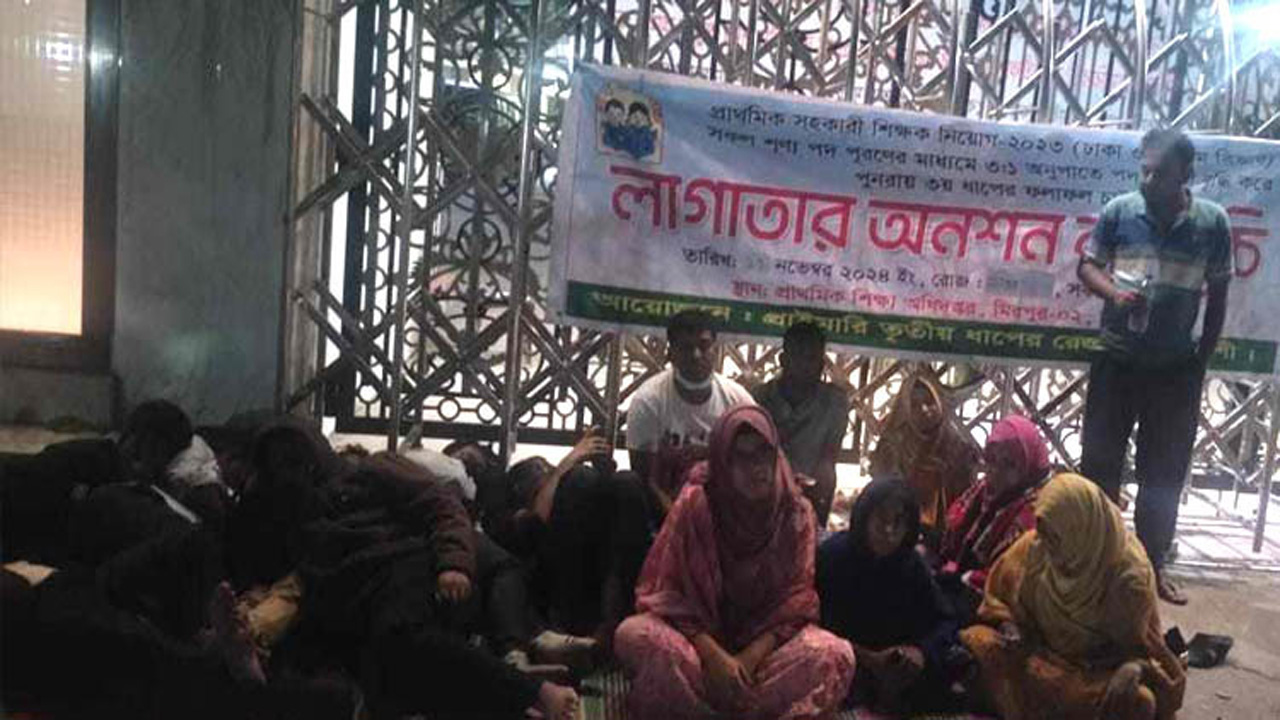 পদ বাড়িয়ে পুনরায় ফল প্রকাশের দাবিতে রাতভর প্রার্থীদের অবস্থান