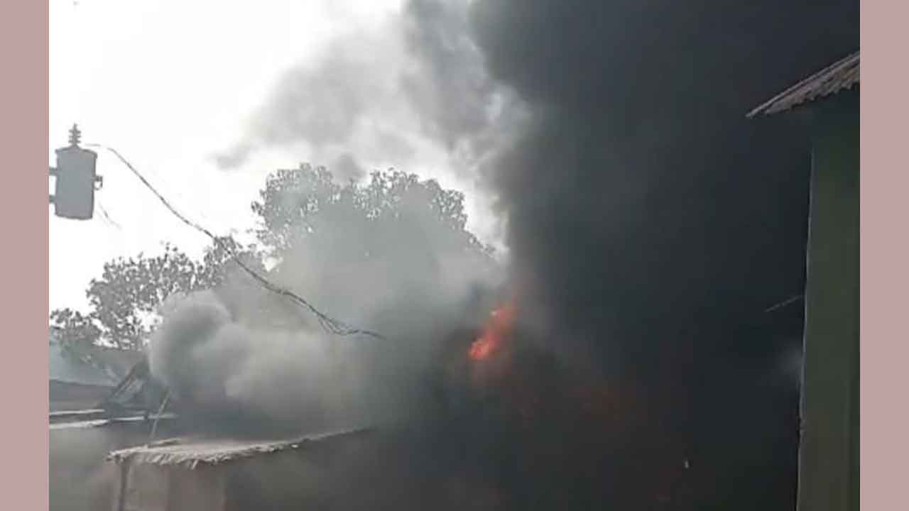 গাজীপুরে শ্রমিকদের ত্রিমুখী সংঘর্ষ, অ্যামাজন নিট ওয়্যার গার্মেন্টসে আগুন