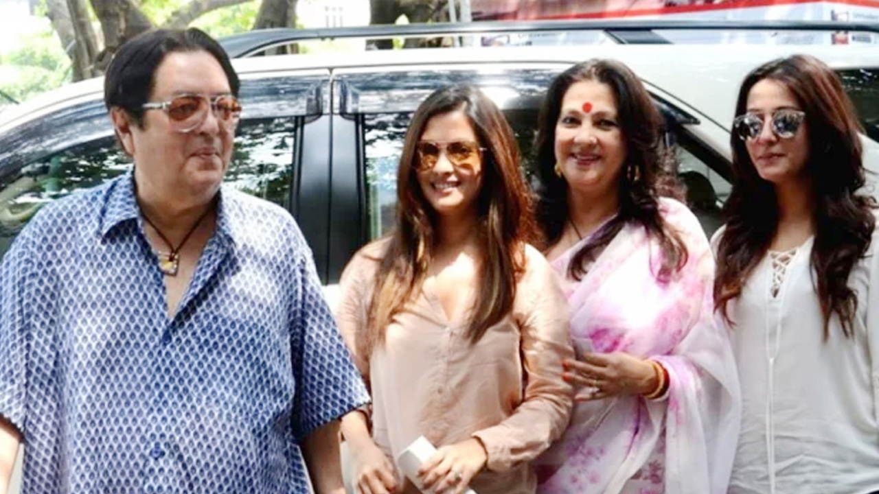 মুনমুন সেন, ভরত দেব ও তাদের দুই মেয়ে রিয়া ও রাইমা সেন। ছবি: সংগৃহীত