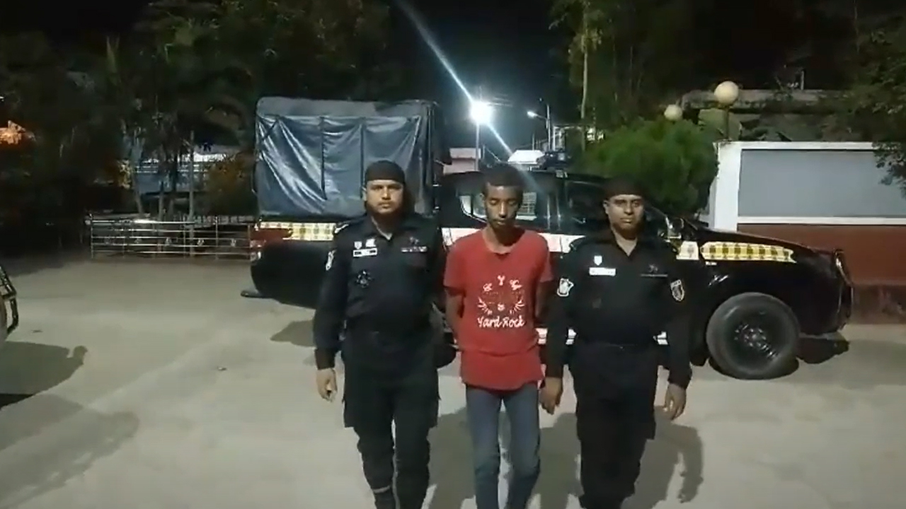 চাঁপাইনবাবগঞ্জে ফেনসিডিলসহ যুবক আটক