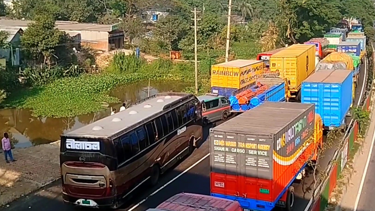 মেঘনা সেতুতে কাভার্ডভ্যান উল্টে মহাসড়কে তীব্র যানজট