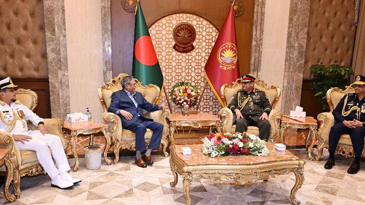রাষ্ট্রপতির সঙ্গে তিন বাহিনীর প্রধানদের সাক্ষাৎ
