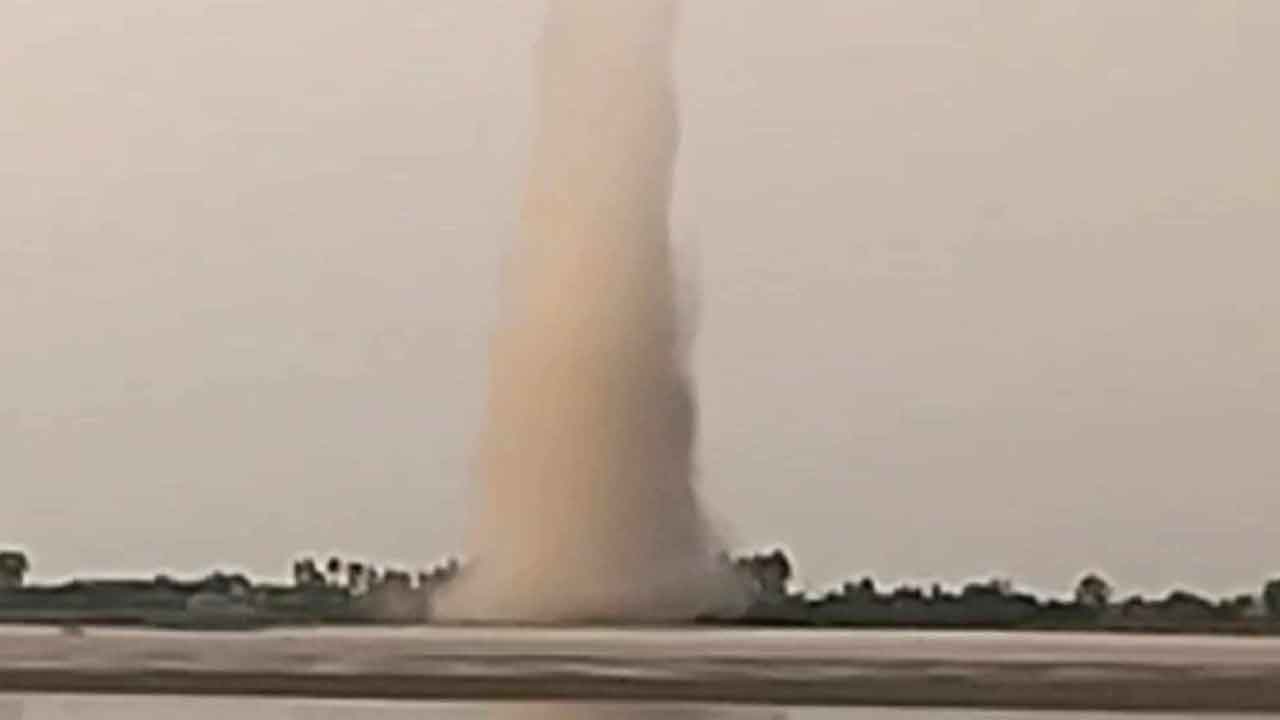 কুড়িগ্রামের আকাশে হঠাৎ ধুলি ঘুর্নিঝড়