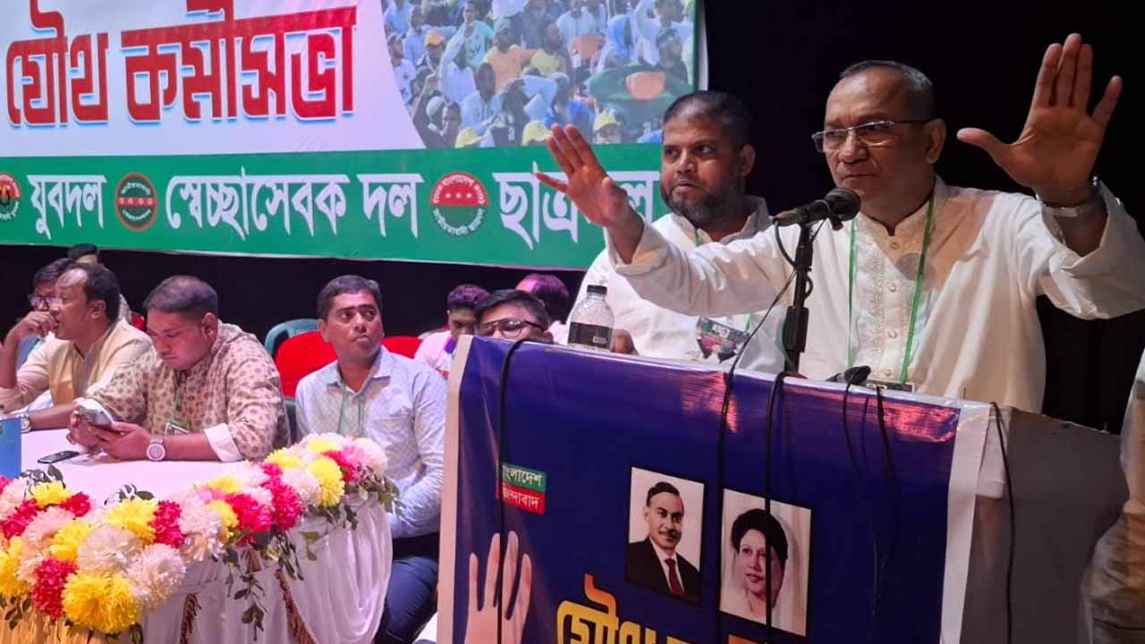 বক্তব্যকালে কেন্দ্রীয় যুবদলের সভাপতি আব্দুল মোনায়েম মুন্না। ছবি: দেশ টিভি