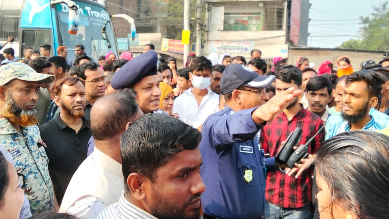 গাজীপুরে কারখানা বন্ধের নোটিশ দেখে শ্রমিকদের বিক্ষোভ