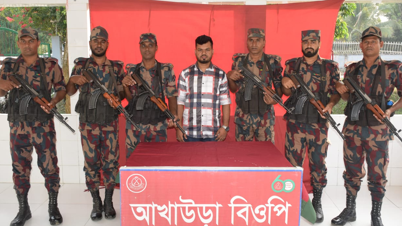 ভারতে যাওয়ার সময় আখাউড়ায় স্বেচ্ছাসেবক লীগ নেতা আটক