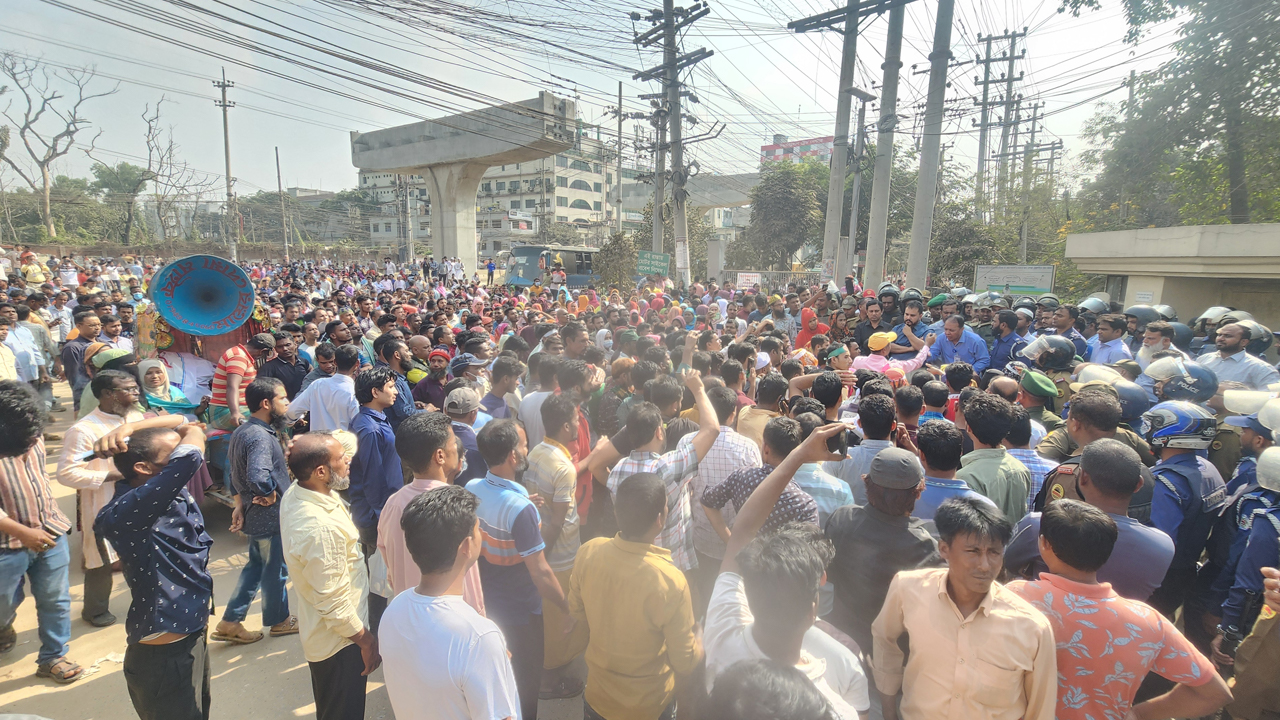 বকেয়া পাওনাসহ বিভিন্ন দাবিতে নবীনগর-চন্দ্রা সড়ক অবরোধ
