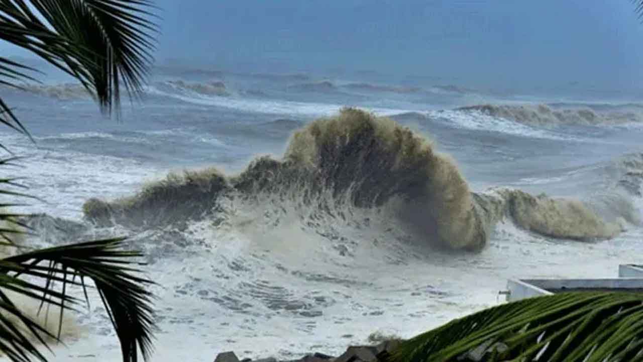 সাগরে গভীর নিম্নচাপ, চার বন্দরে সতর্ক সংকেত