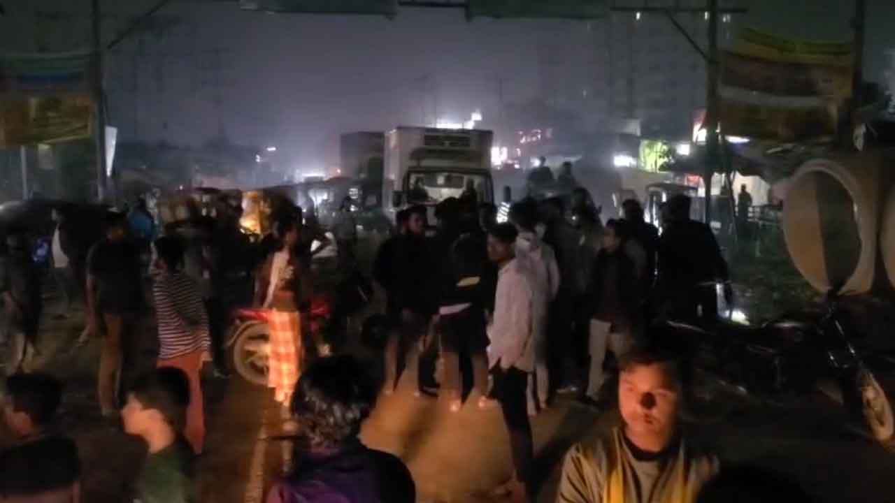 উল্টো পথে প্রাইভেটকার, বাধা দেওয়ায় দুই শিক্ষার্থীকে মারধর