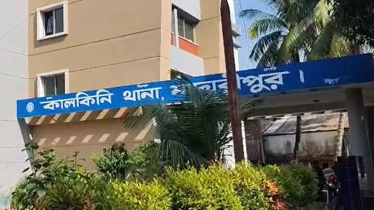 মাদারীপুরের কালকিনিতে পরিত্যক্ত অবস্থায় ১২টি হাতবোমা উদ্ধার &nbsp;