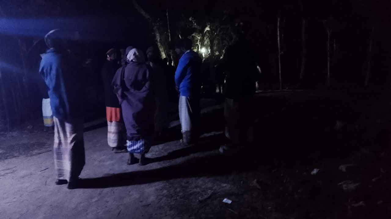 বাবার মরদেহ উঠানে ফেলে রাখলেন সন্তানরা