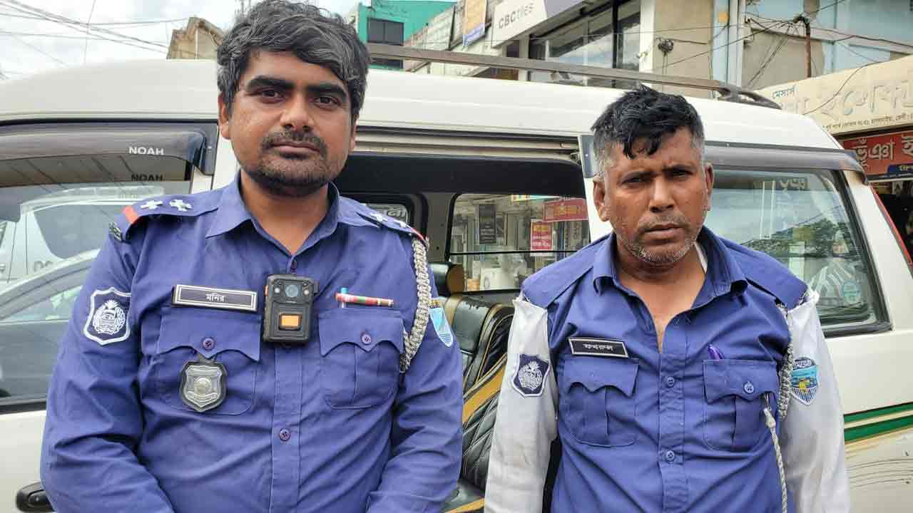 হামলার শিকার দুই ট্রাফিক পুলিশ। ছবি: দেশ টিভি