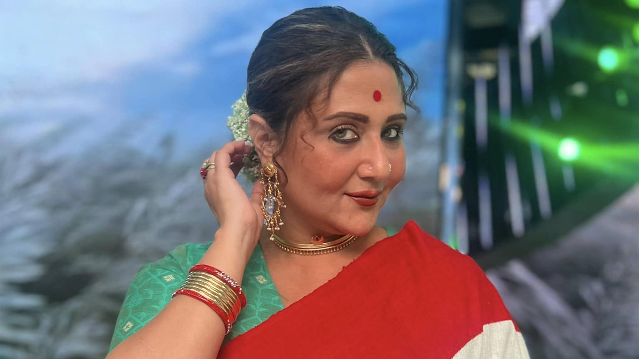 পুরোনো ছবি পোস্ট করে আবেগে ভাসলেন স্বস্তিকা