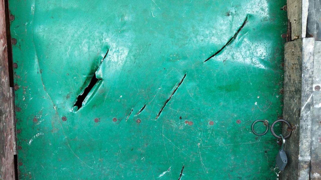 যুবককে কুপিয়ে জখম, বাসায় ঢুকে ভাঙচুর-লুটপাট