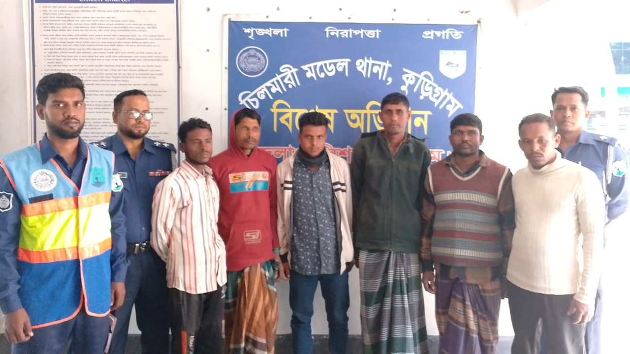 ব্রহ্মপুত্র নদীতে ইলেকট্রিক মেশিন দিয়ে মাছ ধরার সময় ৬ জেলে আটক