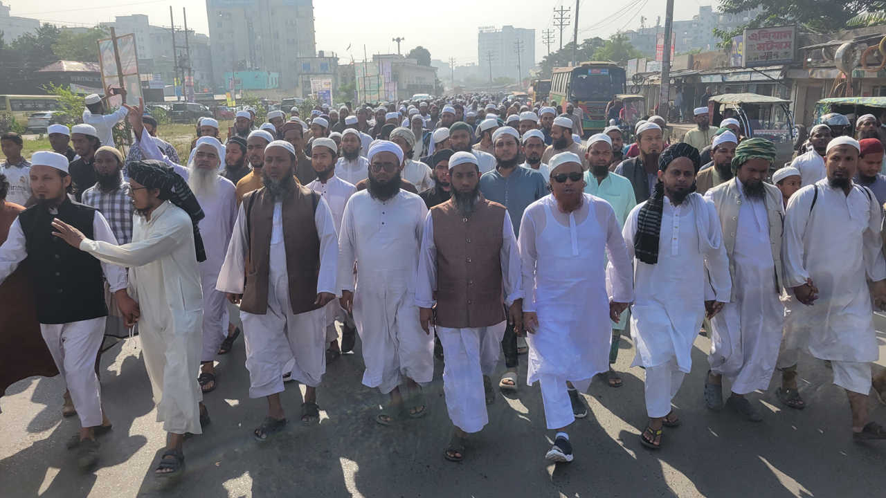 ইজতেমায় মাওলানা সাদকে চেয়ে স্মারকলিপি প্রদান