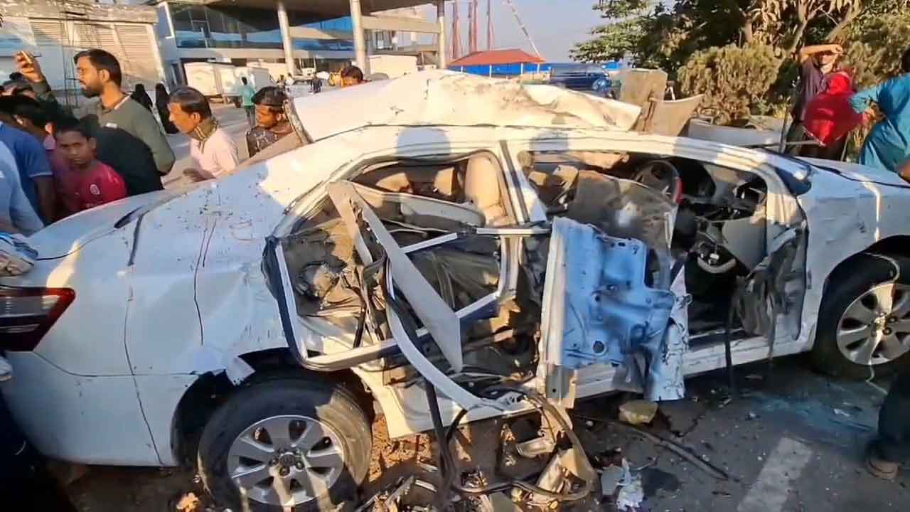 সাভারে বাস-প্রাইভেটকারের সংঘর্ষে নিহত ৩, আহত ২