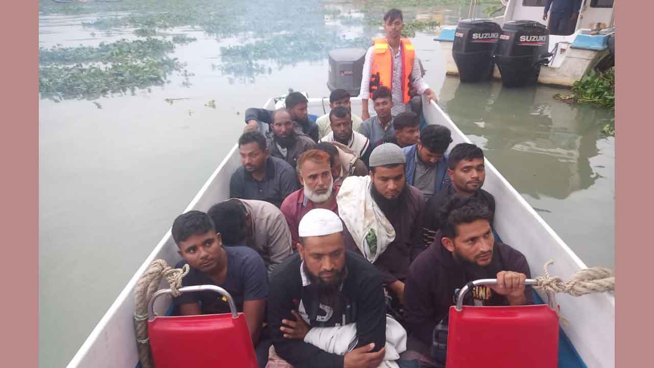 চাঁদপুরে মেঘনা নদীতে অভিযানে ৮টি ড্রেজার জব্দসহ আটক ১৬