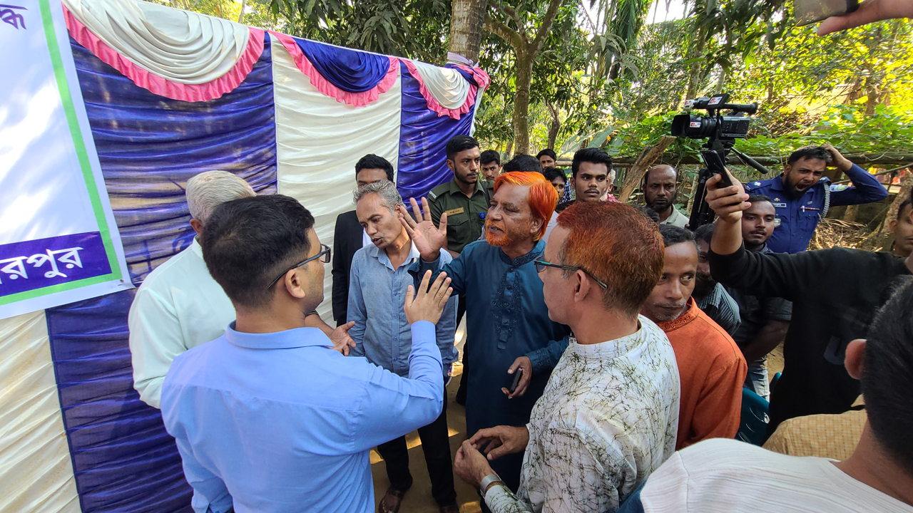 অনিয়ম নিয়ে সংবাদ সম্মেলন, পুলিশ নিয়ে হাজির ইউএনও