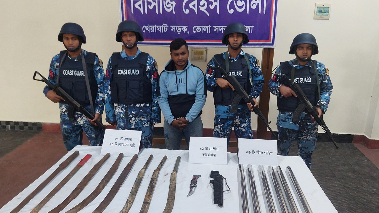 ভোলায় বিপুল পরিমাণ অস্ত্রসহ আটক ১