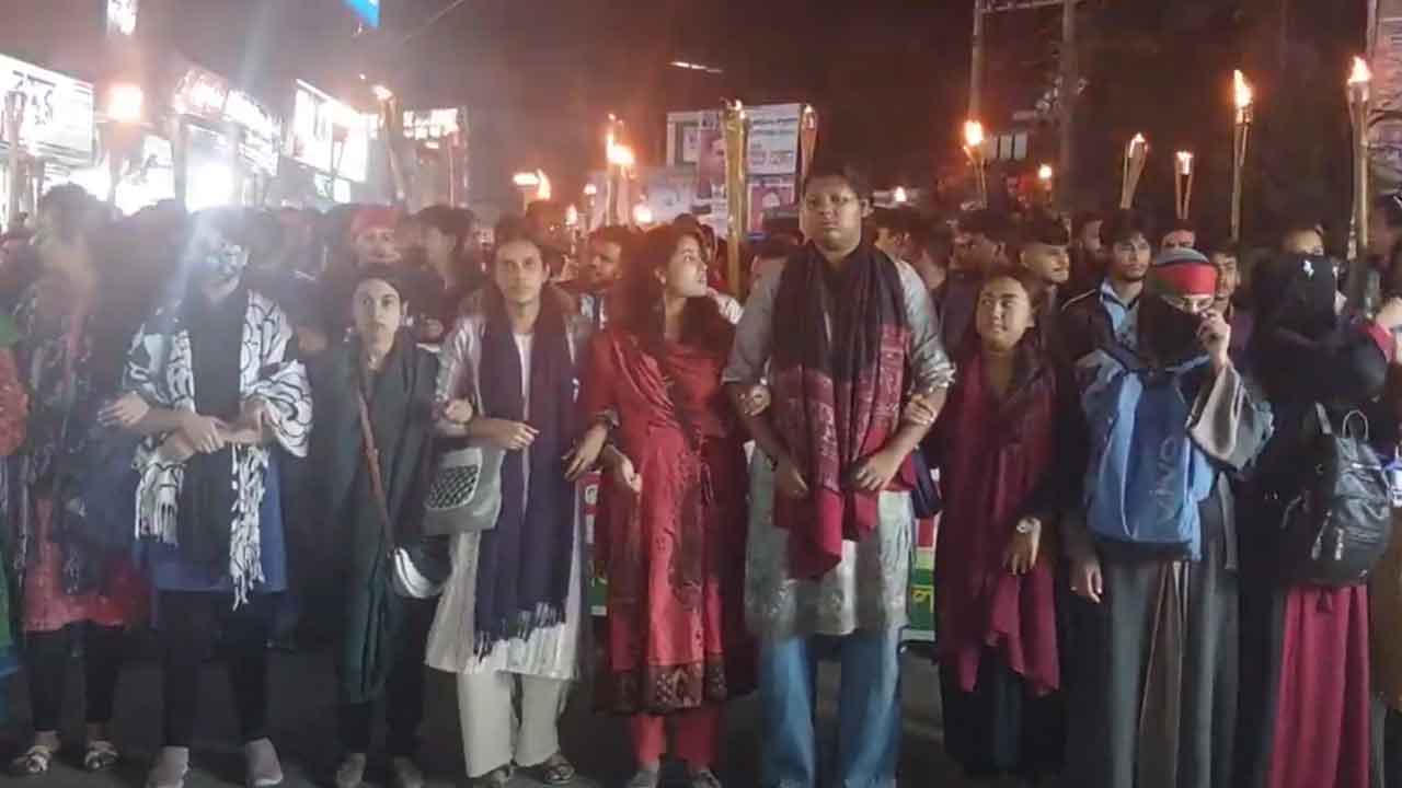 ভারতে উপ হাইকমিশনারের হামলার প্রতিবাদে টাঙ্গাইলে মশাল মিছিল