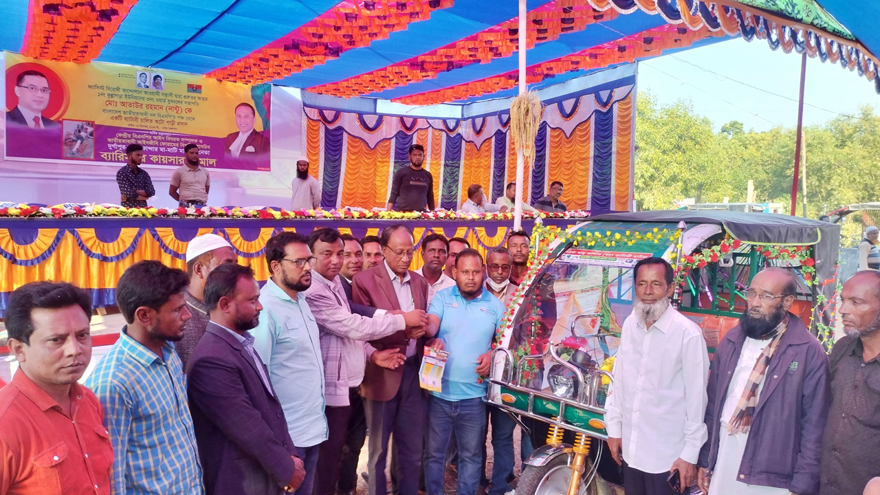 নির্যাতিত যুবদল নেতা নান্টুকে অটোরিকশা দিলো বিএনপি&nbsp;