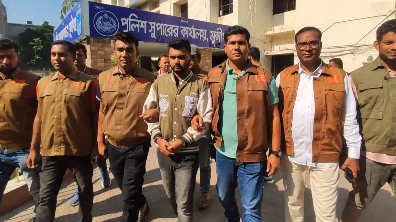 &lsquo;থানা থেকে লুণ্ঠিত অস্ত্র দিয়ে প্রেমিকাকে গুলি করে হত্যা&rsquo;