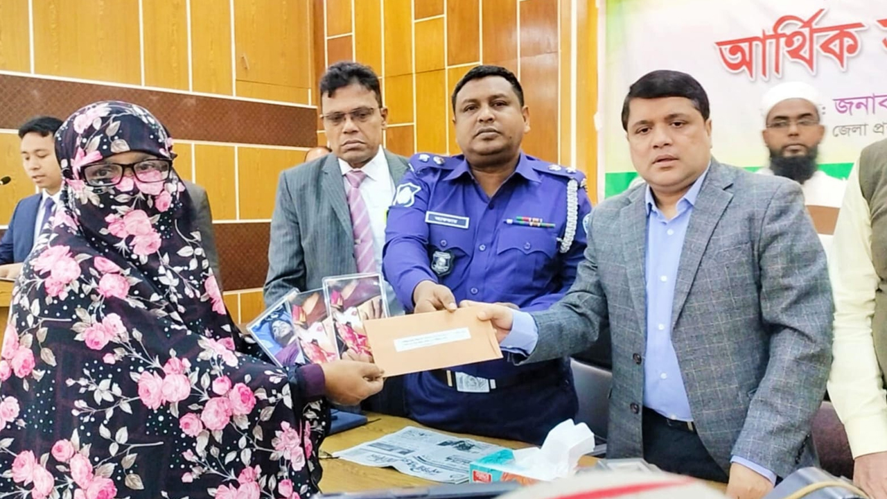 লক্ষ্মীপুরে গণঅভ্যুত্থানে শহীদ পরিবার ও আহতদের আর্থিক সহায়তা