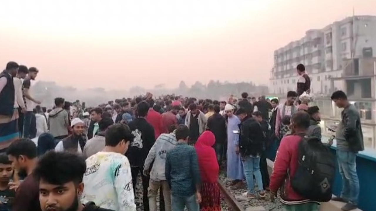 ট্রেনের ধাক্কায় কিশোরীর মৃত্যু, হাত-পা বিচ্ছিন্ন শিশুর