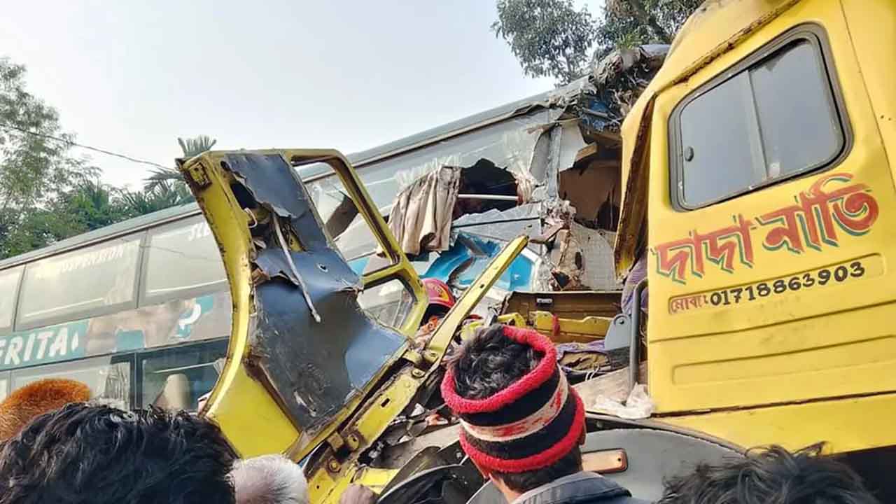 দিনাজপুরে বাস-ট্রাক সংঘর্ষে নিহত ৪