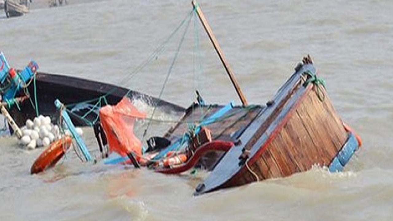 মেঘনায় ট্রলার ডুবে মামা-ভাগিনার মৃত্যু, নিখোঁজ ২