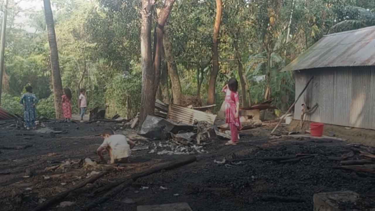 চাঁদপুরে&nbsp;অদৃশ্য রহস্যজনক আগুনে পুড়ছে ঘরবাড়ি, আতঙ্কে&nbsp;গ্রামবাসী&nbsp;