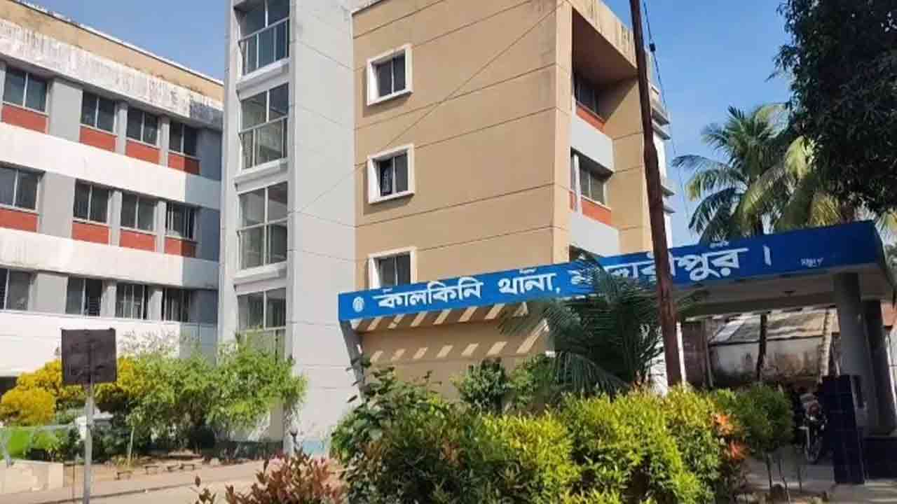 মাদারীপুরের কালকিনিতে কবরস্থান থেকে ২০টি হাতবোমা উদ্ধার