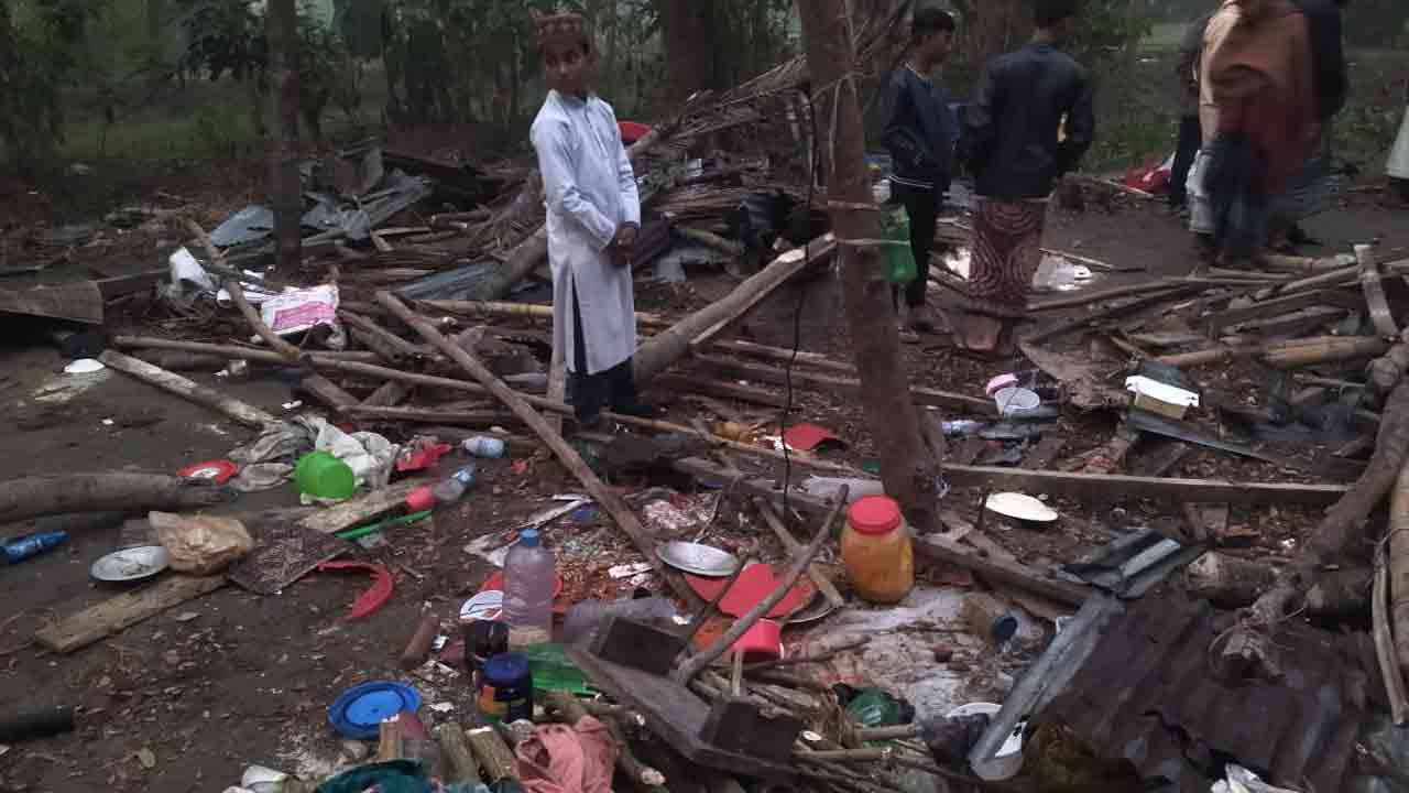 নোয়াখালীতে শিক্ষকের বাড়িতে হামলা অগ্নিসংযোগ