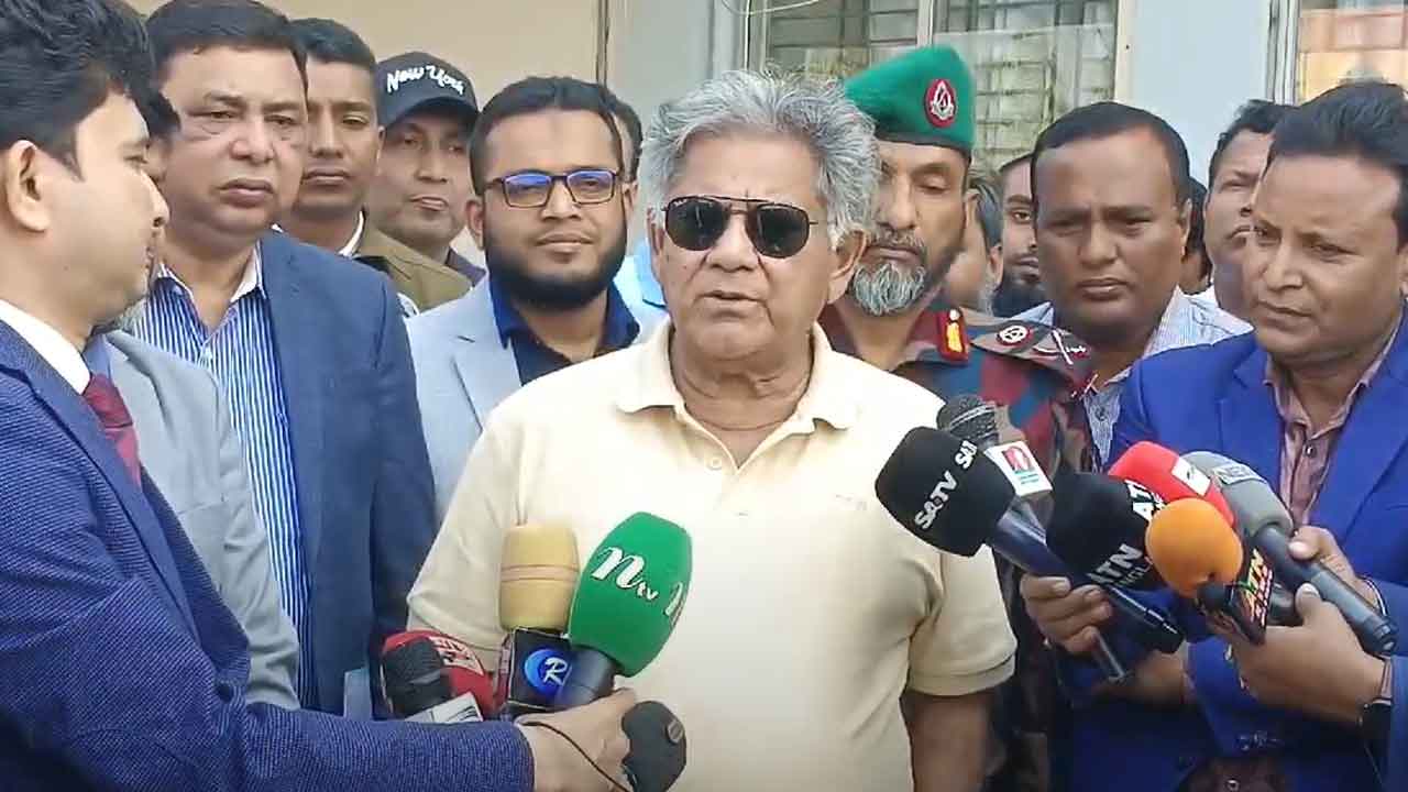 উপদেষ্টা ব্রিগেডিয়ার জেনারেল (অব.) এম সাখাওয়াত হোসেন। ছবি: দেশ টিভি