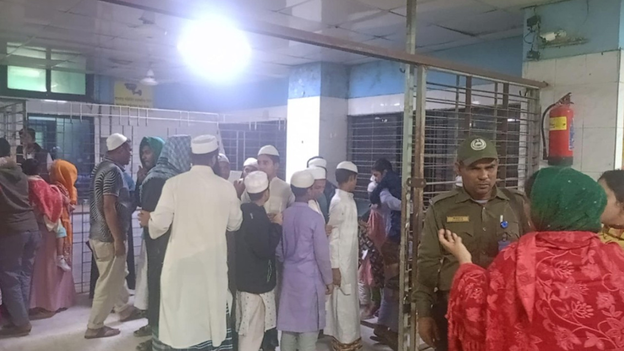 রাতের খাবার খেয়ে অসুস্থ মাদ্রাসা শিক্ষকসহ ৫০ ছাত্র