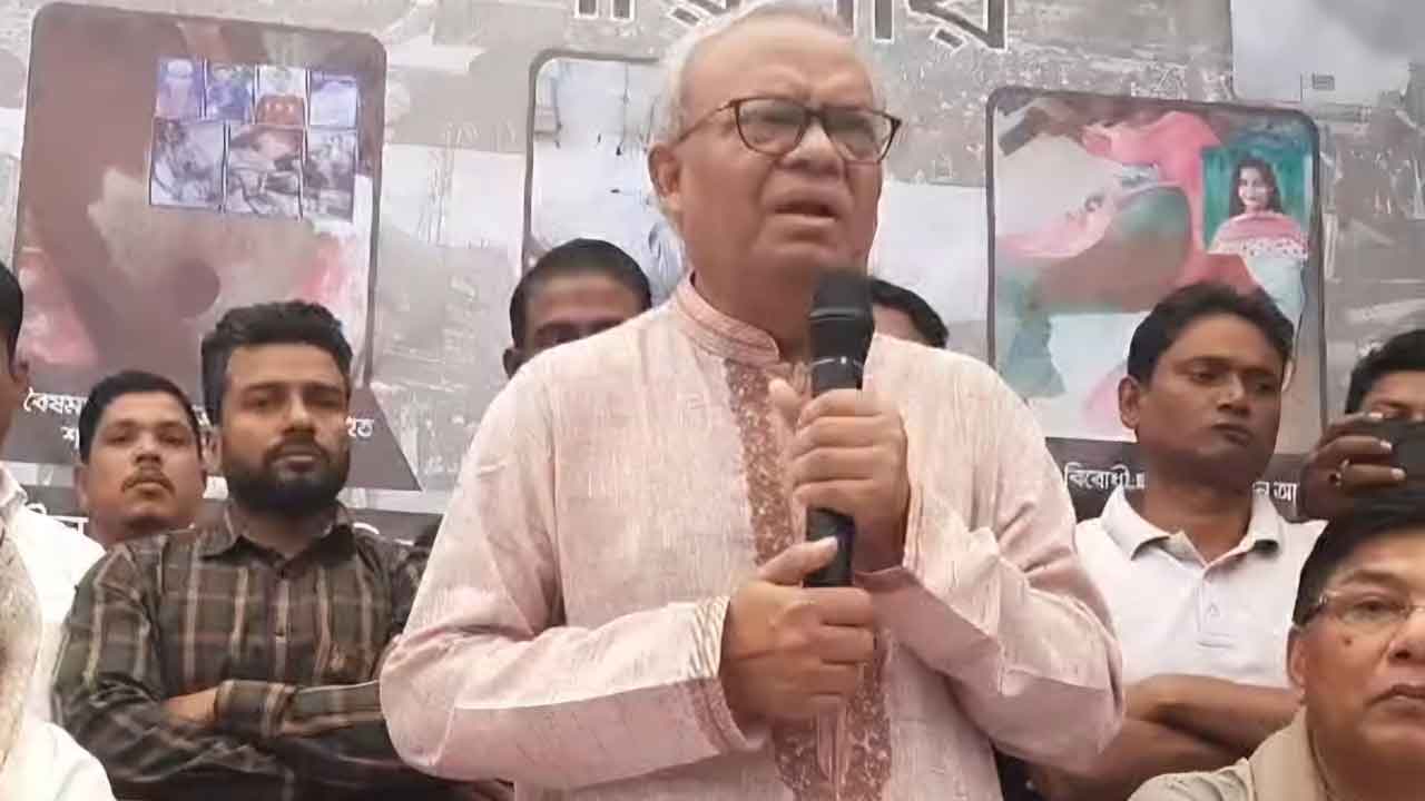 বাপের বেটি হয়ে থাকলে দেশে এসে বিবৃতি দেন: রিজভী
