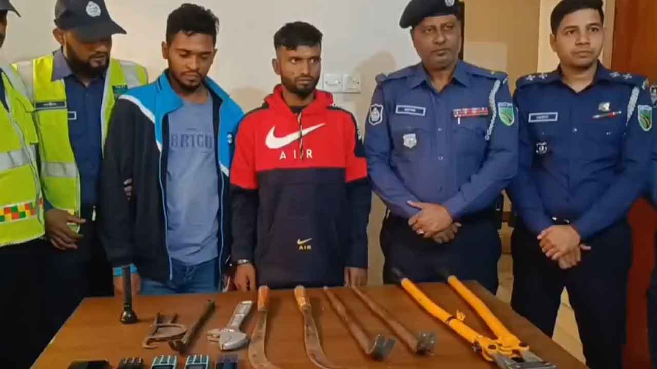 গোপালগঞ্জে ককটেল ও দেশীয় অস্ত্রসহ ২ ডাকাত গ্রেপ্তার